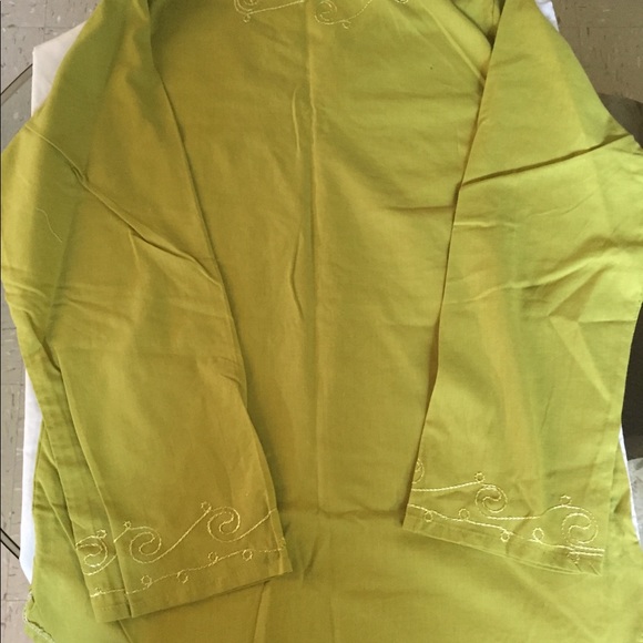 Beautiful blouse from overseas. Never worn - Picture 3 of 5